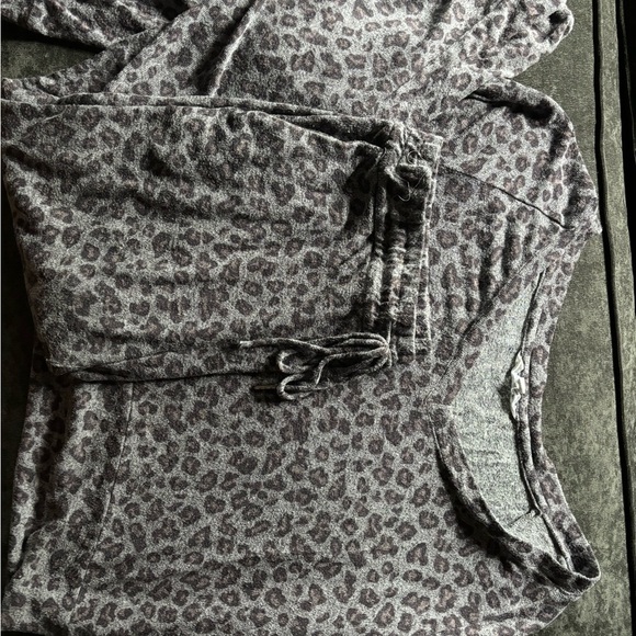 BB Dakota Gray Leopard Lounge Set - Picture 1 of 5